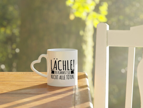 Lächle | Du kannst sie nicht alle töten | Sarkasmus | Spruch - Herzhenkel Tasse - Kaffeetasse / Geschenk / Familie