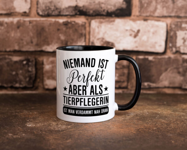 Verdammt nah dran: Tierpflegerin | Pflegeberuf | Tierheim Farbige Tasse - Kaffeetasse / Geschenk / Familie