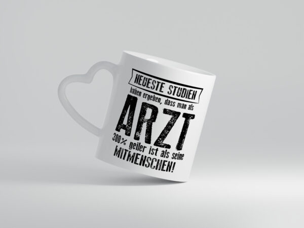 Neuste Studien: Arzt | Medizin | Doktor | Facharzt - Herzhenkel Tasse - Kaffeetasse / Geschenk / Familie