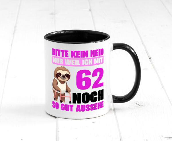 62. Geburtstag | Bitte kein neid | Faultier | 62 Jahre Farbige Tasse - Kaffeetasse / Geschenk / Familie