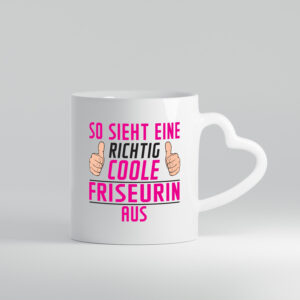 Richtig Coole Friseurin | Friseuse | Frisörin - Herzhenkel Tasse - Kaffeetasse / Geschenk / Familie