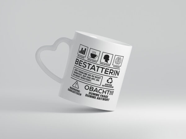 Achtung Probleme Bestatterin | Bestattung | Totengräberin - Herzhenkel Tasse - Kaffeetasse / Geschenk / Familie