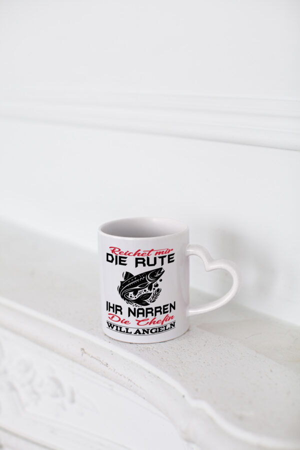 Reichet mir die Rute die Chefin will Angeln | Angeln - Herzhenkel Tasse - Kaffeetasse / Geschenk / Familie