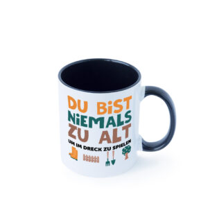 Du bist niemals zu alt | Gärtner | Gartenarbeit | Dreck Farbige Tasse - Kaffeetasse / Geschenk / Familie