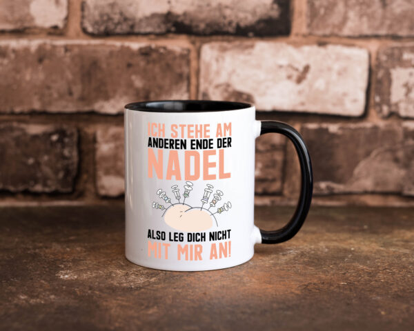 Anderes Ende der Nadel | Krankenschwester | Spritze | Arzt Farbige Tasse - Kaffeetasse / Geschenk / Familie