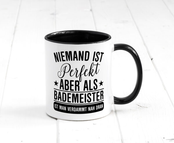 Verdammt nah dran: Bademeister | Rettungsschwimmer Farbige Tasse - Kaffeetasse / Geschenk / Familie