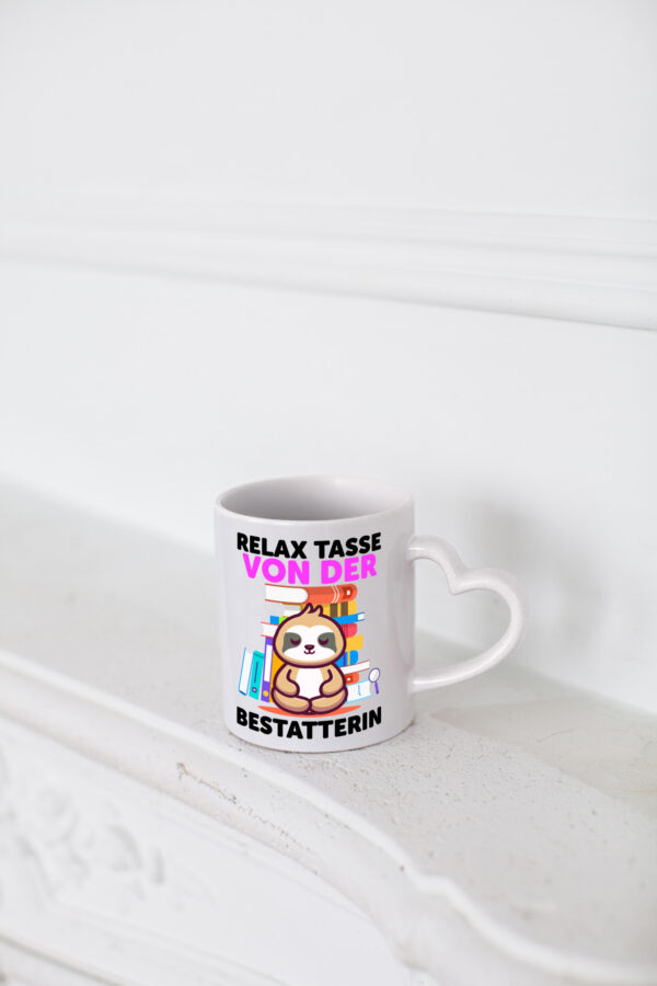 Relax Tasse: Bestatterin | Bestattung | Totengräberin - Herzhenkel Tasse - Kaffeetasse / Geschenk / Familie