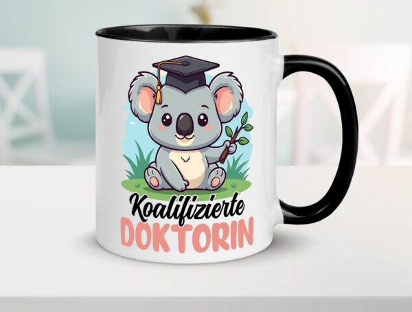 Koalifizierte Doktorin | Doktorand | Doktortitel Farbige Tasse - Kaffeetasse / Geschenk / Familie