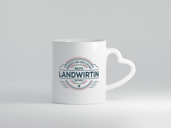 Geprüft und sicher: Landwirtin| Bäuerin | Landwirtschaft - Herzhenkel Tasse - Kaffeetasse / Geschenk / Familie