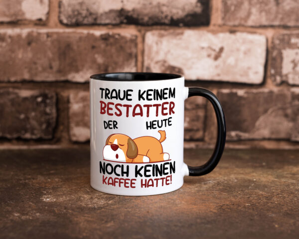 Traue keinem Bestatter | Bestattung | Totengräber Farbige Tasse - Kaffeetasse / Geschenk / Familie