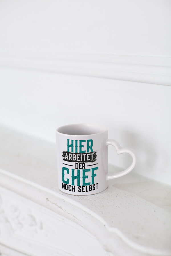 Hier arbeitet der Chef noch selbst | Kollegen | Chef - Herzhenkel Tasse - Kaffeetasse / Geschenk / Familie