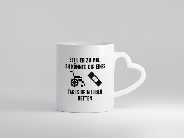 Sei lieb, ich kann Leben retten | Rollstuhl | Pflaster - Herzhenkel Tasse - Kaffeetasse / Geschenk / Familie