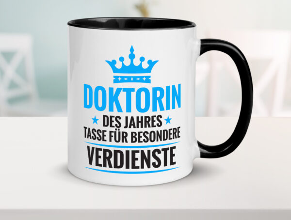 Besonderer Verdienst: Doktorin | Doktorand | Doktortitel Farbige Tasse - Kaffeetasse / Geschenk / Familie