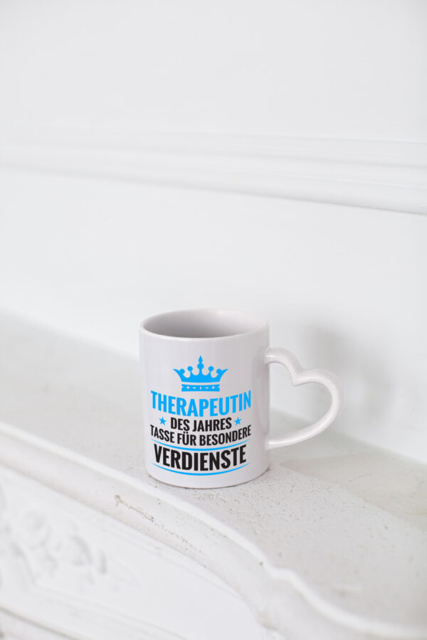 Besonderer Verdienst: Therapeutin | Psychotherapie - Herzhenkel Tasse - Kaffeetasse / Geschenk / Familie