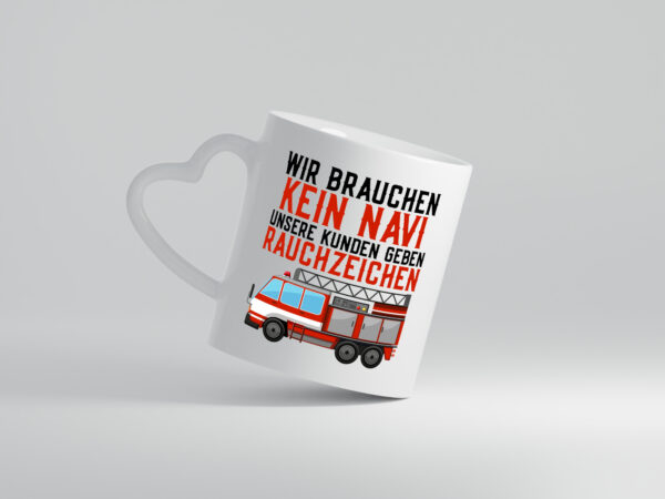 Wir brauchen kein Navi | Feuerwehr | Brand | Rauchzeichen - Herzhenkel Tasse - Kaffeetasse / Geschenk / Familie