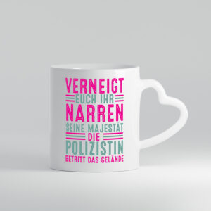 Verneigt euch: Polizistin | Beruf Polizei - Herzhenkel Tasse - Kaffeetasse / Geschenk / Familie