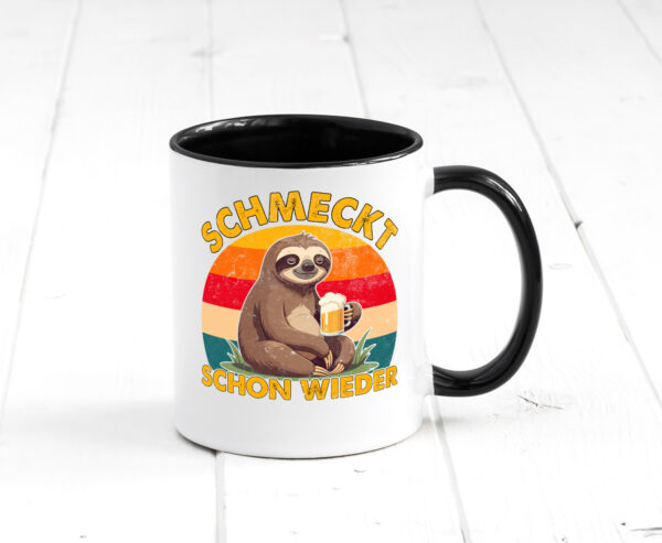 Schmeckt schon wieder | Biertrinker | Faultier Farbige Tasse - Kaffeetasse / Geschenk / Familie