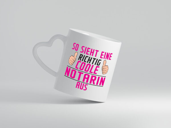 Richtig Coole Notarin | Juristin - Herzhenkel Tasse - Kaffeetasse / Geschenk / Familie