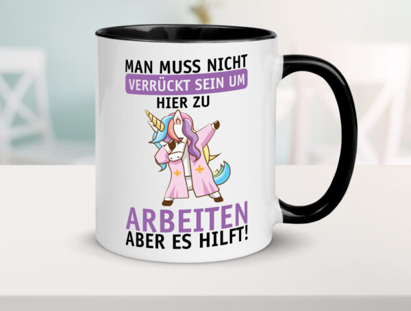 Man muss nicht verrückt sein | Einhorn | Arbeit | Büro | Job Farbige Tasse - Kaffeetasse / Geschenk / Familie