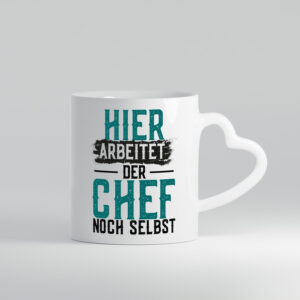 Hier arbeitet der Chef noch selbst | Kollegen | Chef - Herzhenkel Tasse - Kaffeetasse / Geschenk / Familie