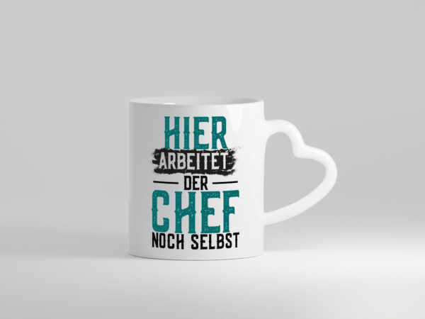 Hier arbeitet der Chef noch selbst | Kollegen | Chef - Herzhenkel Tasse - Kaffeetasse / Geschenk / Familie