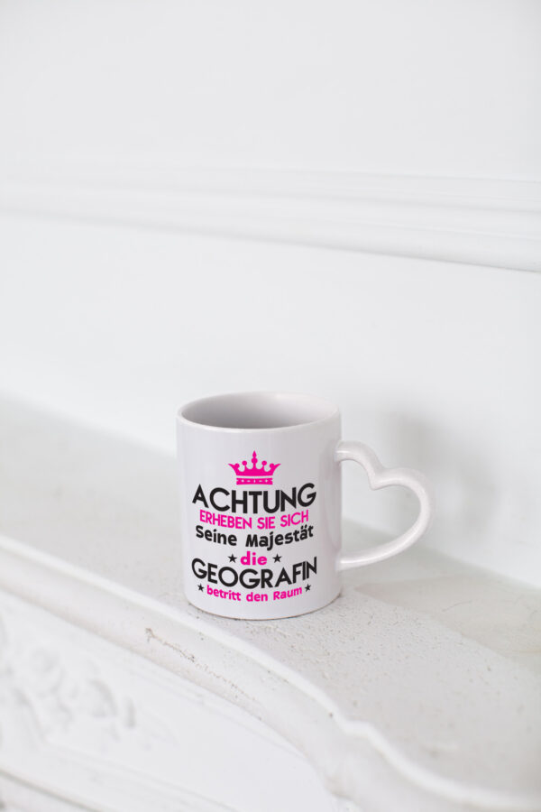 Seine Majestät Geografin | Geografie - Herzhenkel Tasse - Kaffeetasse / Geschenk / Familie