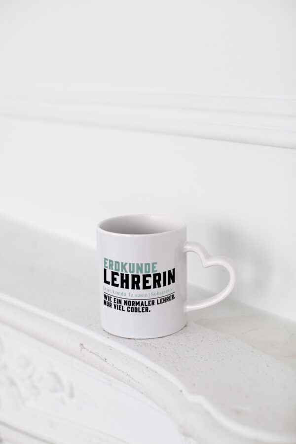 Erdkundelehrerin | Lehrerin | Unterricht | Lieblingslehrerin - Herzhenkel Tasse - Kaffeetasse / Geschenk / Familie