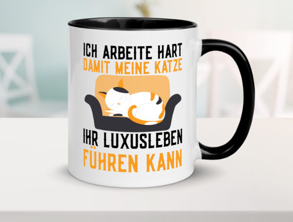 Ich arbeite hart | Luxusleben | Humor | Katzenliebhaber Farbige Tasse - Kaffeetasse / Geschenk / Familie