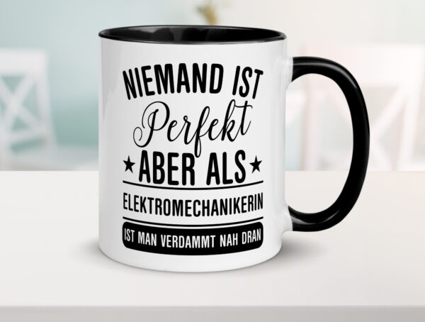 Verdammt nah dran: Elektromechanikerin | Mechanikerin Farbige Tasse - Kaffeetasse / Geschenk / Familie