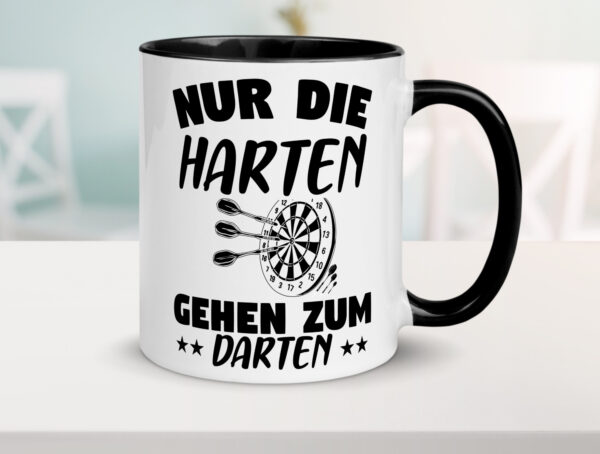 Die Harten gehen zum Darten | Dart Tasse | Dartspieler Farbige Tasse - Kaffeetasse / Geschenk / Familie