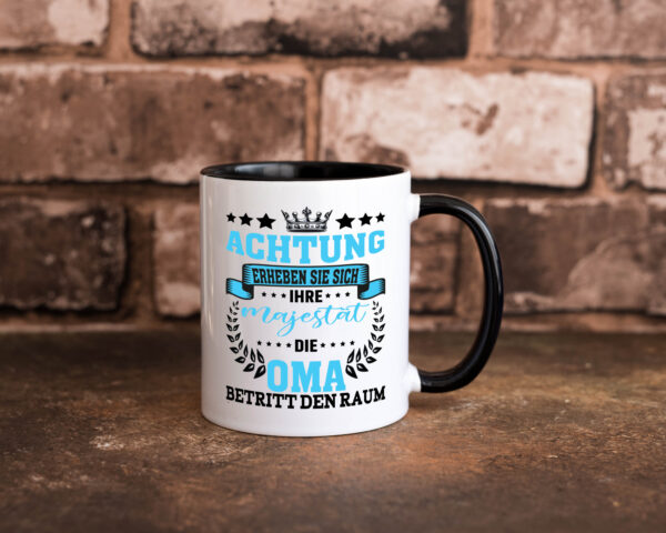 Erheben Sie sich die Oma betritt den Raum Farbige Tasse - Kaffeetasse / Geschenk / Familie