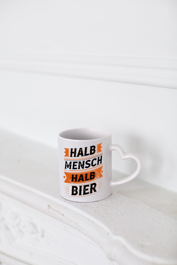 Halb Mensch halb Bier | Biertrinker | Bierliebhaber - Herzhenkel Tasse - Kaffeetasse / Geschenk / Familie