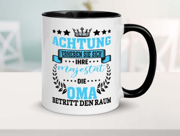 Erheben Sie sich die Oma betritt den Raum Farbige Tasse - Kaffeetasse / Geschenk / Familie