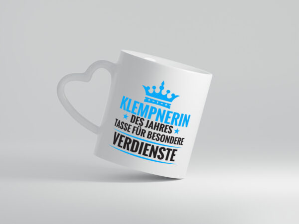 Besonderer Verdienst: Klempnerin | Klempnerinnen - Herzhenkel Tasse - Kaffeetasse / Geschenk / Familie