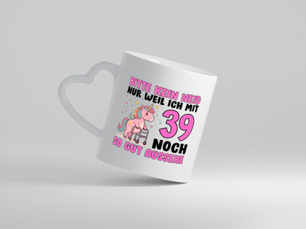 39. Geburtstag | 39 Jahre | Mit 39 noch so gut aussehen v2 - Herzhenkel Tasse - Kaffeetasse / Geschenk / Familie