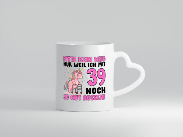 39. Geburtstag | 39 Jahre | Mit 39 noch so gut aussehen v2 - Herzhenkel Tasse - Kaffeetasse / Geschenk / Familie