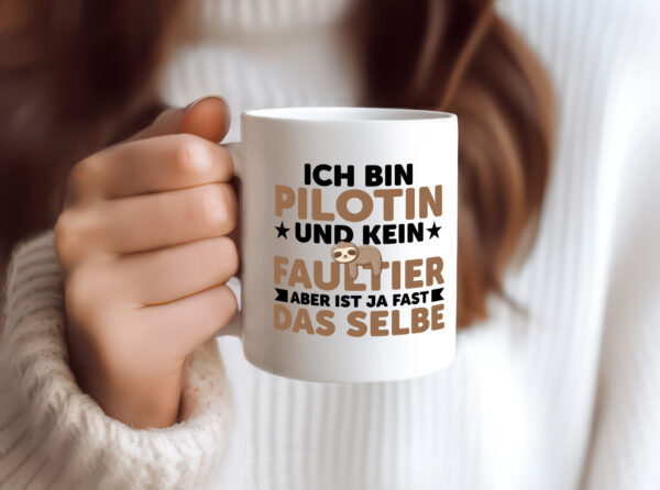 Ich bin kein Faultier: Pilotin | Definition Piloten v2 - Tasse Weiss - Kaffeetasse / Geschenk / Familie