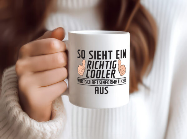 Richtig Coole Wirtschaftsinformatikerin | Wirtschaft v2 - Tasse Weiss - Kaffeetasse / Geschenk / Familie
