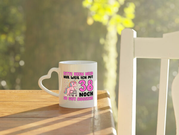 38. Geburtstag | 38 Jahre | Mit 38 noch so gut aussehen v2 - Herzhenkel Tasse - Kaffeetasse / Geschenk / Familie