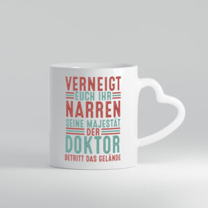 Verneigt euch: Doktor | Doktorand | Doktortitel v2 - Herzhenkel Tasse - Kaffeetasse / Geschenk / Familie