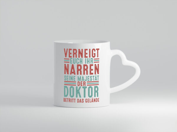 Verneigt euch: Doktor | Doktorand | Doktortitel v2 - Herzhenkel Tasse - Kaffeetasse / Geschenk / Familie