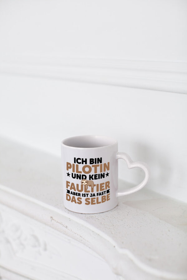 Ich bin kein Faultier: Pilotin | Definition Piloten v2 - Herzhenkel Tasse - Kaffeetasse / Geschenk / Familie