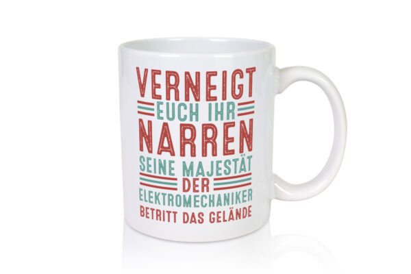 Verneigt euch: Elektromechaniker | Mechaniker v2 - Tasse Weiss - Kaffeetasse / Geschenk / Familie