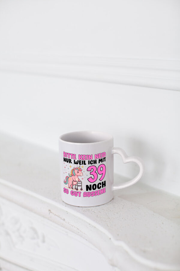 39. Geburtstag | 39 Jahre | Mit 39 noch so gut aussehen v2 - Herzhenkel Tasse - Kaffeetasse / Geschenk / Familie