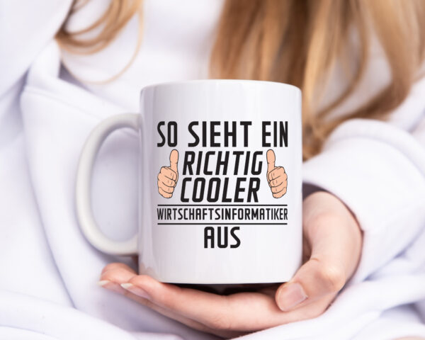 Richtig Coole Wirtschaftsinformatikerin | Wirtschaft v2 - Tasse Weiss - Kaffeetasse / Geschenk / Familie