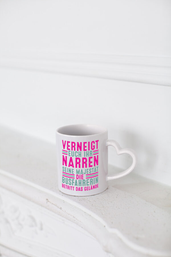 Verneigt euch: Busfahrerin | Berufsfahrer | Fahrerin v2 - Herzhenkel Tasse - Kaffeetasse / Geschenk / Familie