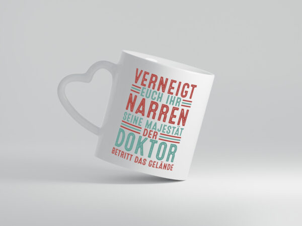 Verneigt euch: Doktor | Doktorand | Doktortitel v2 - Herzhenkel Tasse - Kaffeetasse / Geschenk / Familie