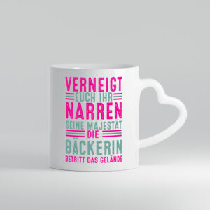 Verneigt euch: Bäckerin | Bäckerei | Frauen | Backen v2 - Herzhenkel Tasse - Kaffeetasse / Geschenk / Familie