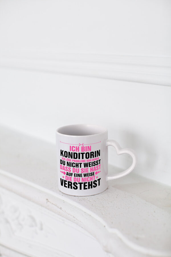 Löse Probleme: Konditorin | Konditorei v2 - Herzhenkel Tasse - Kaffeetasse / Geschenk / Familie