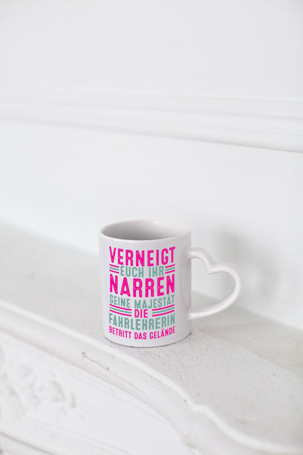 Verneigt euch: Fahrlehrerin| Fahrschule v2 - Herzhenkel Tasse - Kaffeetasse / Geschenk / Familie
